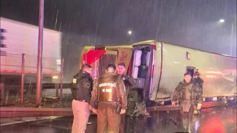 Volcamiento de bus con pasajeros deja al menos dos personas fallecidas en la Ruta 5 Sur a la altura de San Fernando