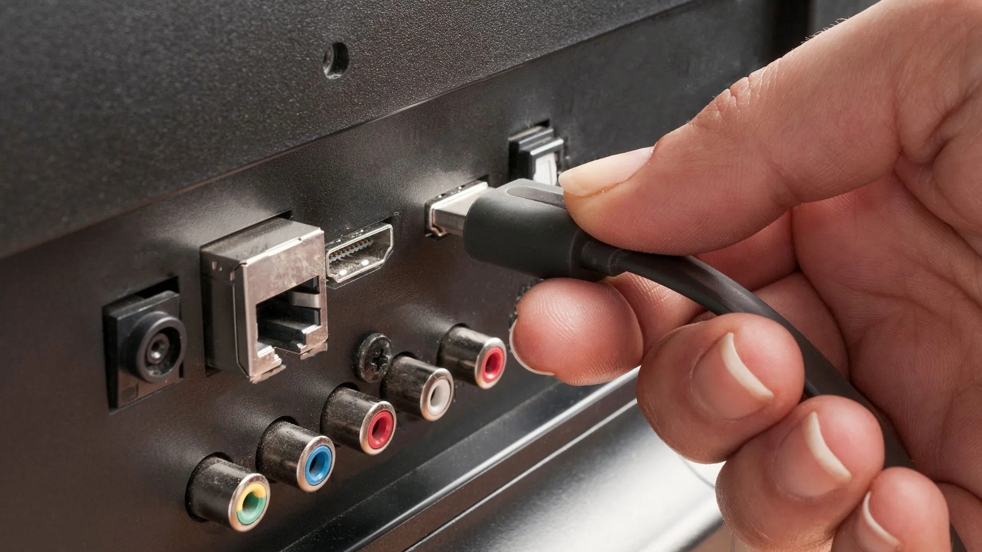 ¿Tienes un puerto HDMI en tu televisor? Así puedes activar estas 2 muy útiles funciones