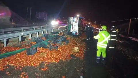 Camión terminó volcado en plena calzada: Conductor de 43 años fallece tras accidente en la Ruta 5 a la altura de Los Vilos
