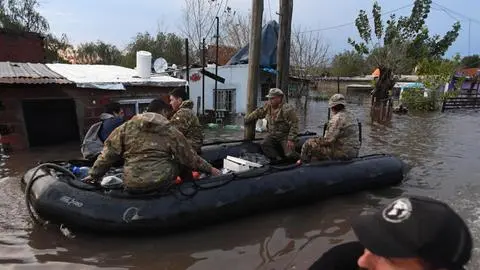 Cayeron casi 400 mm en pocas horas: Fuerte temporal de lluvia deja una mujer fallecida y cientos de evacuados en Argentina