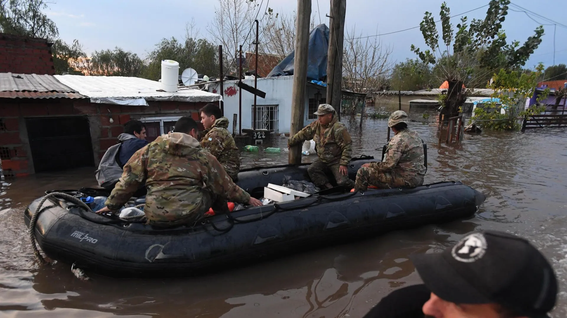Cayeron casi 400 mm en pocas horas: Fuerte temporal de lluvia deja una mujer fallecida y cientos de evacuados en Argentina