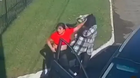 Revelan video de pelea afuera de motel en Coronel que dejó a mujer en riesgo vital
