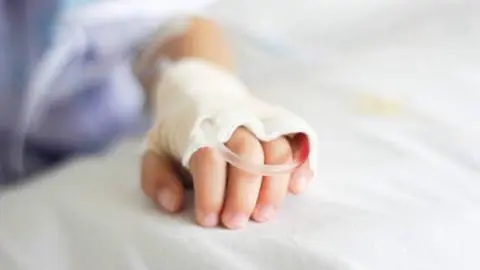 Pesar por muerte de actriz infantil de Netflix: Sufrió 13 paros cardíacos