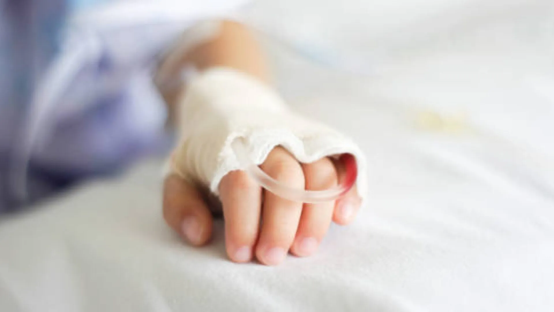 Pesar por muerte de actriz infantil de Netflix: Sufrió 13 paros cardíacos