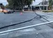 Derribó cinco postes, cortó la luz a mil clientes y se dio a la fuga: Camión causa estragos en Las Condes