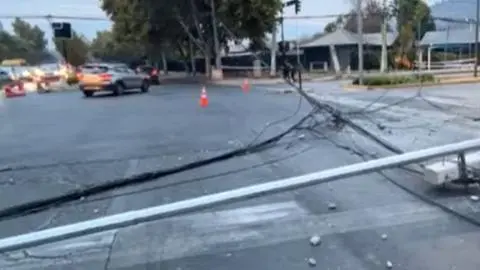 Derribó cinco postes, cortó la luz a mil clientes y se dio a la fuga: Camión causa estragos en Las Condes