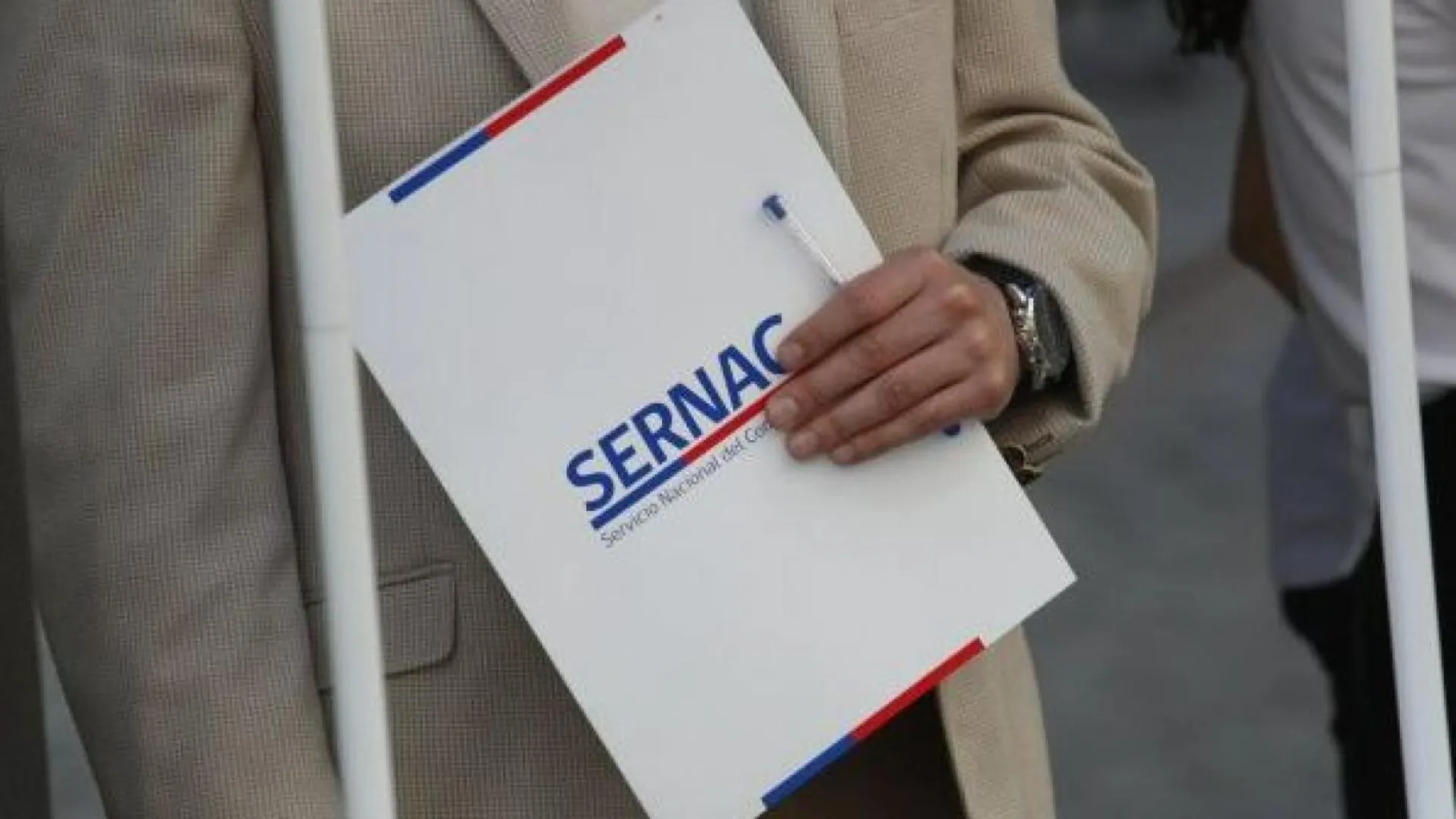 Sernac ‘para los carros’ a empresas que cobran por retiros en tienda: Deben ofrecer opción gratuita