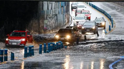 Miles de clientes sin luz y calles anegadas: Sistema frontal causa estragos en la región Metropolitana