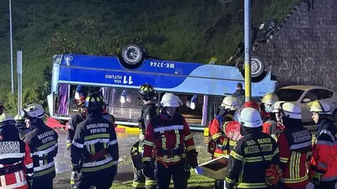 Reportan tres fallecidos y múltiples heridos en volcamiento de taxibús en Chiguayante