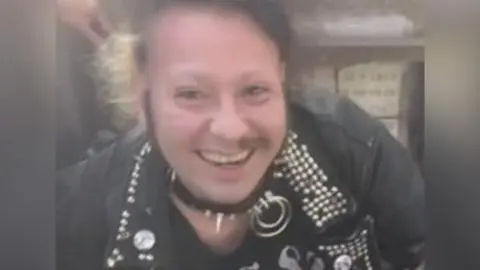 Tiene 25 años y es vocalista de una banda punk: Quién es el profanador de tumbas del Cementerio General