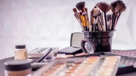 Reconocida empresa de cosméticos anuncia despido de 1.100 trabajadores por bajos resultados