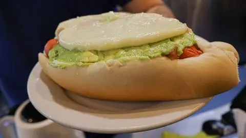 Día del Completo: Cuánto gastan los chilenos al mes en este popular plato