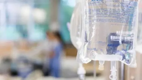 Emiten alerta por presencia de “cuerpo extraño” en suero inyectable: Deberá ser retirado del mercado