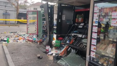Conductor se estrelló en tienda Pronto: Bombero de estación de servicio muere y trabajadora queda herida tras atropello en Providencia
