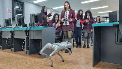 Alumnas de enseñanza media viven experiencia STEM en USM: laboratorios, perrito robot y vocación en actividad “La Mujer en la Ingeniería”