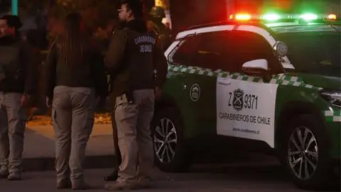 Delincuente acuchilla a cliente y termina baleado por locatario durante asalto a botillería en Coronel