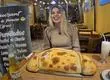 Extranjera prueba la empanada más grande de Chile y conmueve con su reflexión: “Tiene sabor de la libertad”