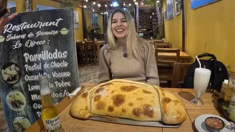 Extranjera prueba la empanada más grande de Chile y conmueve con su reflexión: “Tiene sabor de la libertad”