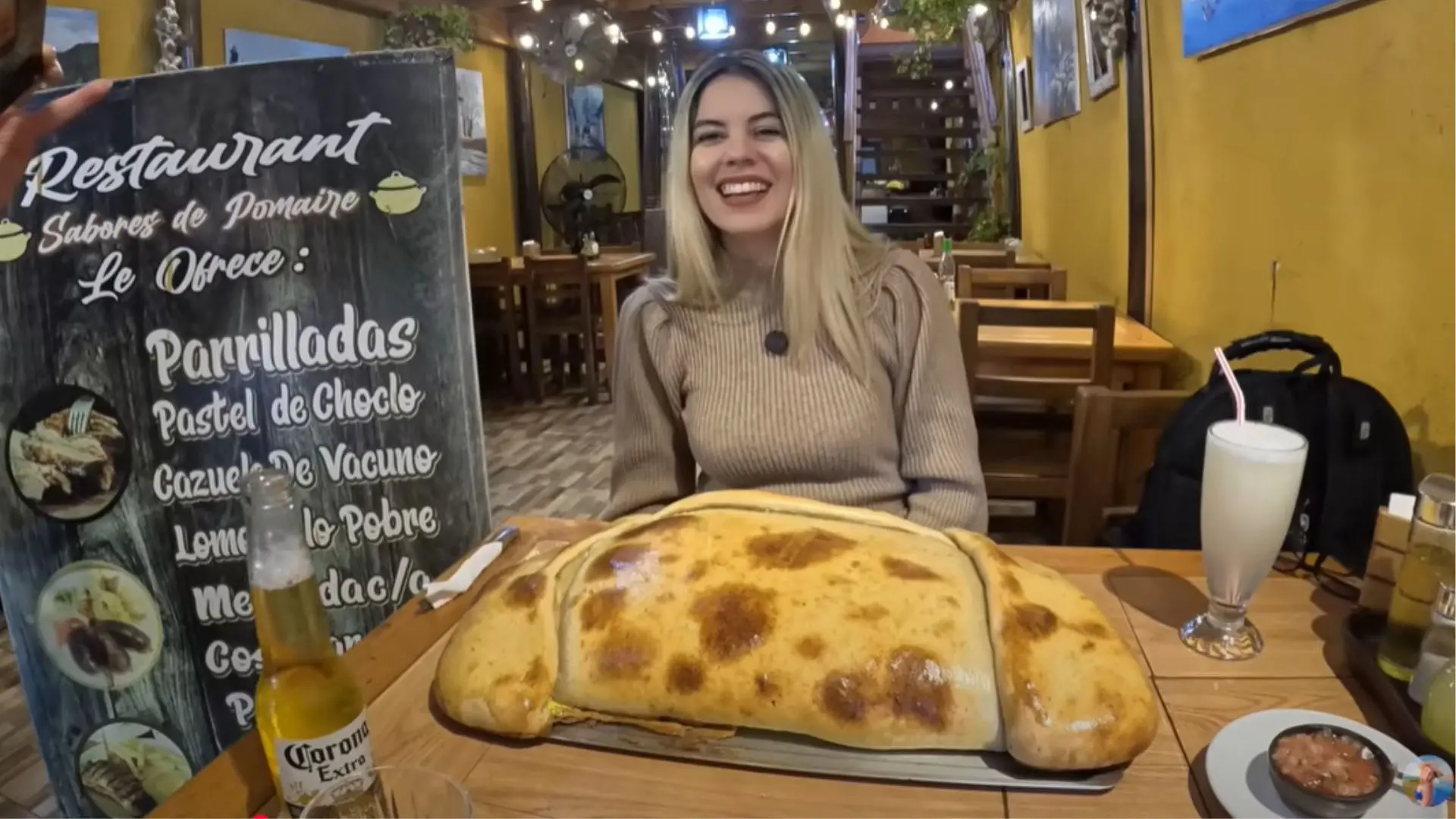 Extranjera prueba la empanada más grande de Chile y conmueve con su reflexión: “Tiene sabor de la libertad”