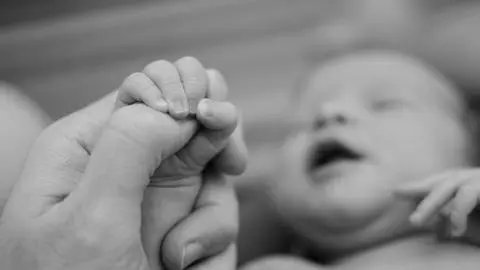 Enfermeras intentaron robar bebé recién nacido en Uruguay: Querían reemplazar al hijo fallecido de una de ellas
