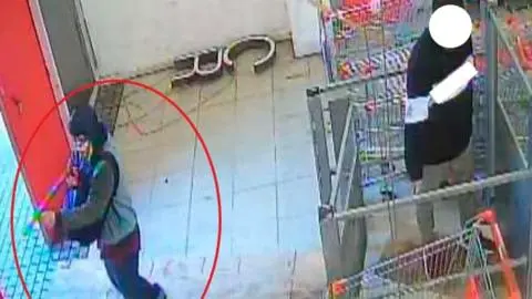 Violento ataque armado en conocido supermercado de Talcahuano: Exvigilante irrumpe con escopeta hechiza