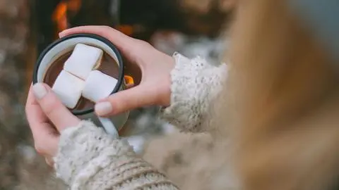 Cuál es la receta para hacer el mejor chocolate caliente en este invierno según Chat GPT