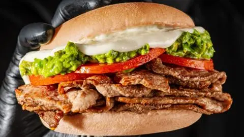 Cadena chilena de sándwiches entregará millonario premio a recién nacido por el día de San Juan