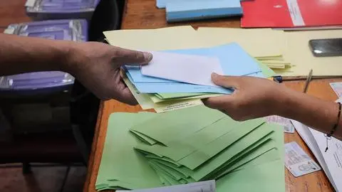 Irregular entrega de papeletas en Valparaíso genera filas y preocupación por influencias en el voto