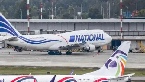 Pasajero aparente estado de ebriedad retrasó vuelo a Colombia: Testigos aseguran que se trata de un famoso rapero chileno