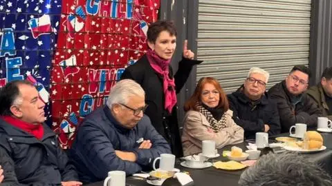 Con pailas de huevos incluidas: Tohá dispara contra Matthei en medio de visita a Concepción