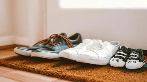 Sacarse los zapatos al llegar al hogar: La sencilla costumbre que puede protegerte de las bacterias