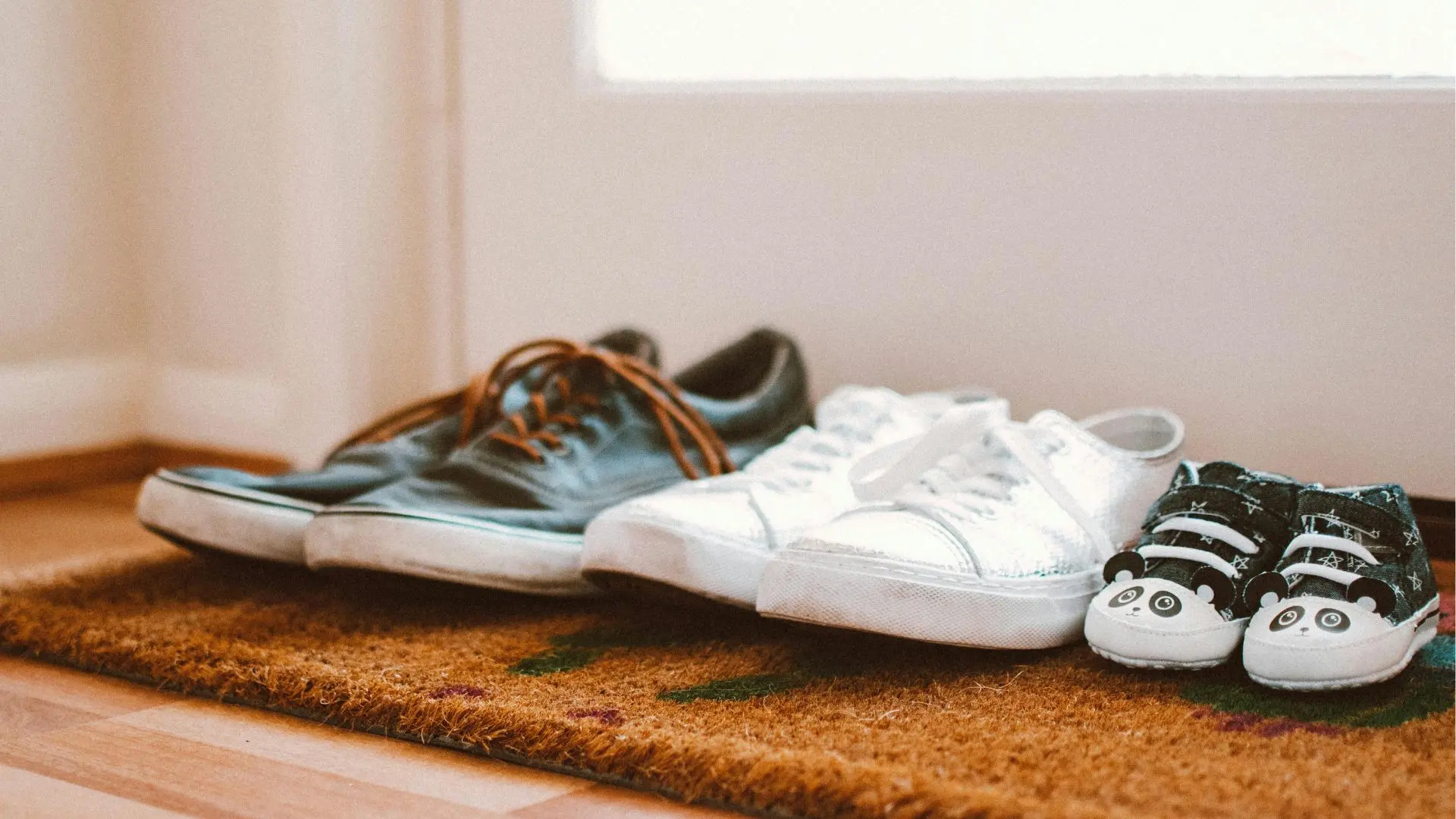 Sacarse los zapatos al llegar al hogar: La sencilla costumbre que puede protegerte de las bacterias
