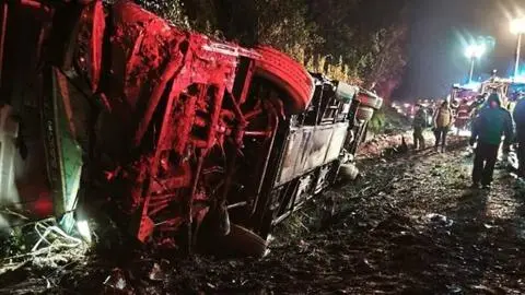 Accidente en la Ruta 5 Sur: 43 personas resultan heridas tras volcamiento de bus en Loncoche