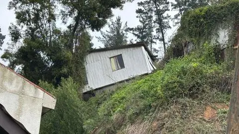 Vecinos de Concepción en alerta: Deslizamiento de tierra deja a casa al borde del derrumbe