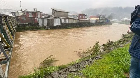 Alerta Roja en el Biobío: Cinco casas destruidas y casi 3 mil personas afectadas por el sistema frontal en la región