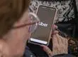 Uber Seniors en Concepción: Facilitaría el uso de la app a adultos mayores