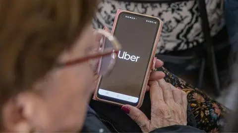Uber Seniors en Concepción: Facilitaría el uso de la app a adultos mayores