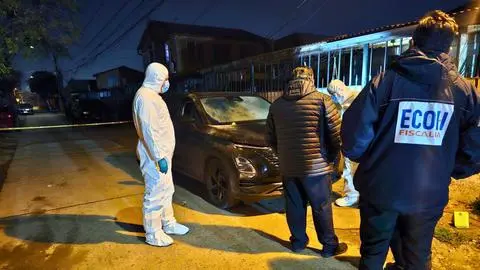 Joven muere tras recibir diez disparos dentro de su auto en Estación Central
