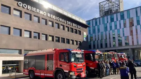 174 años de servicio: Gobierno Regional del Biobío entrega 5 nuevos carros de Bomberos