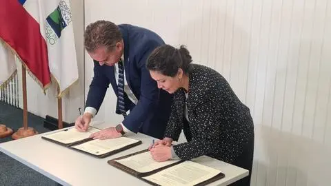 “Oportunidad de mostrarle la región al mundo”: Gore Biobío e InvestChile firman convenio para promover la inversión extranjera
