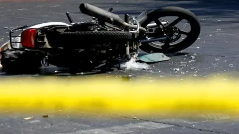 Accidente ocurrió en maniobra de viraje: Conductor de moto fallece tras ser colisionado por un automóvil en La Reina