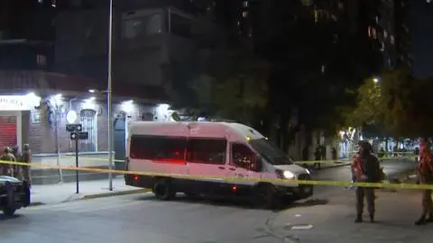 Hay un sujeto detenido: Hombre adulto muere tras ser atacado con una serie de disparos en plena vía pública de Santiago