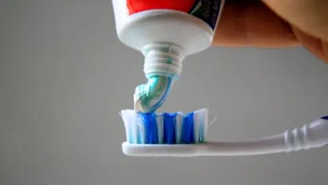 Alertan posible riesgo de lesiones: Estas son las 19 pastas de dientes con fluoruro de estaño en Chile