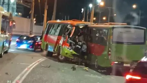 Dos personas fallecidas y 15 heridas deja colisión frontal entre dos buses de la locomoción colectiva en Valparaíso