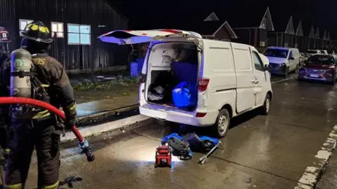 Prendió un cigarro y el vehículo explotó: Conductor está internado en riesgo vital tras sufrir grave accidente en Punta Arenas