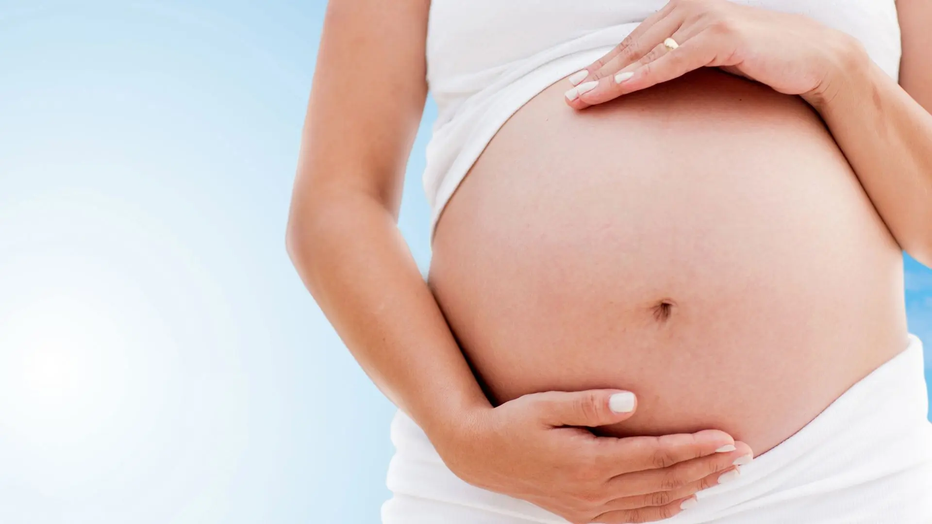 Gobierno permitirá salir del país a funcionarias con licencia pre o postnatal: Boric asegura que se aplicará sumario a cuñada