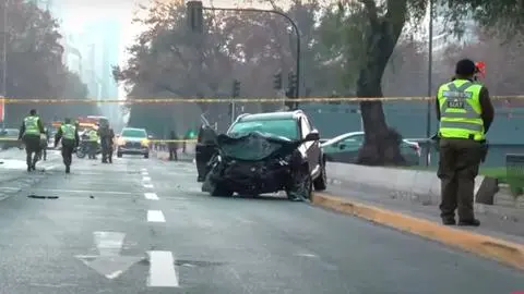 Indagan eventual secuestro: Dos personas mueren tras ser chocadas por un auto que huía de Carabineros en pleno centro de Santiago