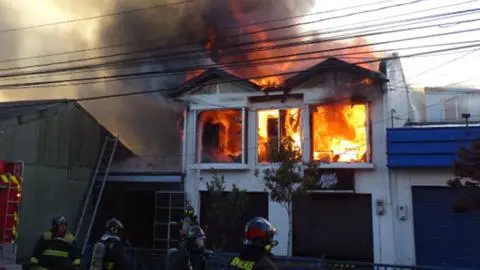 Municipio indemnizará con 70 millones de pesos a vecina de Talcahuano por incendio que destruyó su casa