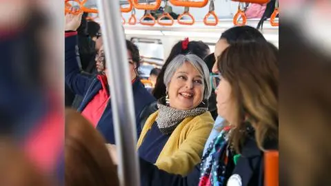 Con Biotren lleno y afirmada del pasamanos: Jeannette Jara vive en carne propia la crisis del transporte en el Gran Concepción