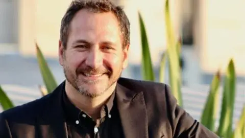Detienen al actor Juan Pablo Sáez y a su ex esposa por violencia intrafamiliar